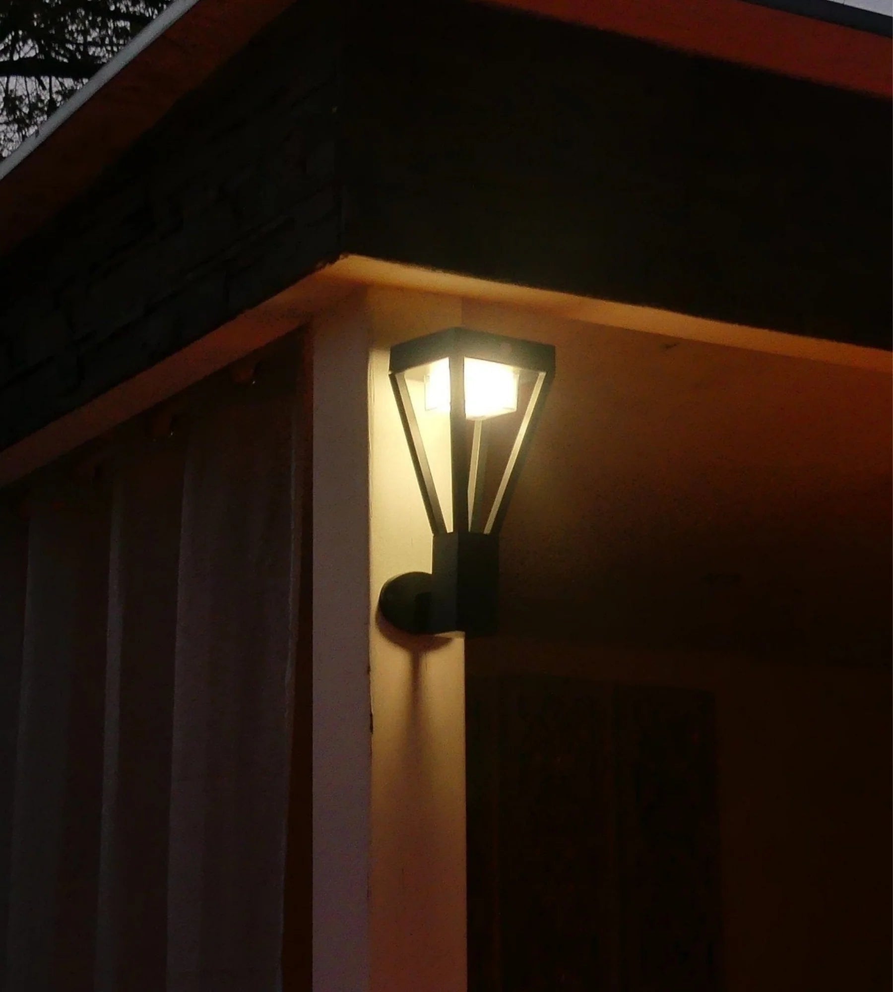 Solar-LED-Wandleuchte LUXOR mit Bewegungsmelder, Schwarz – 3 Leuchtmodi 75 bis 600 Lumen — 8