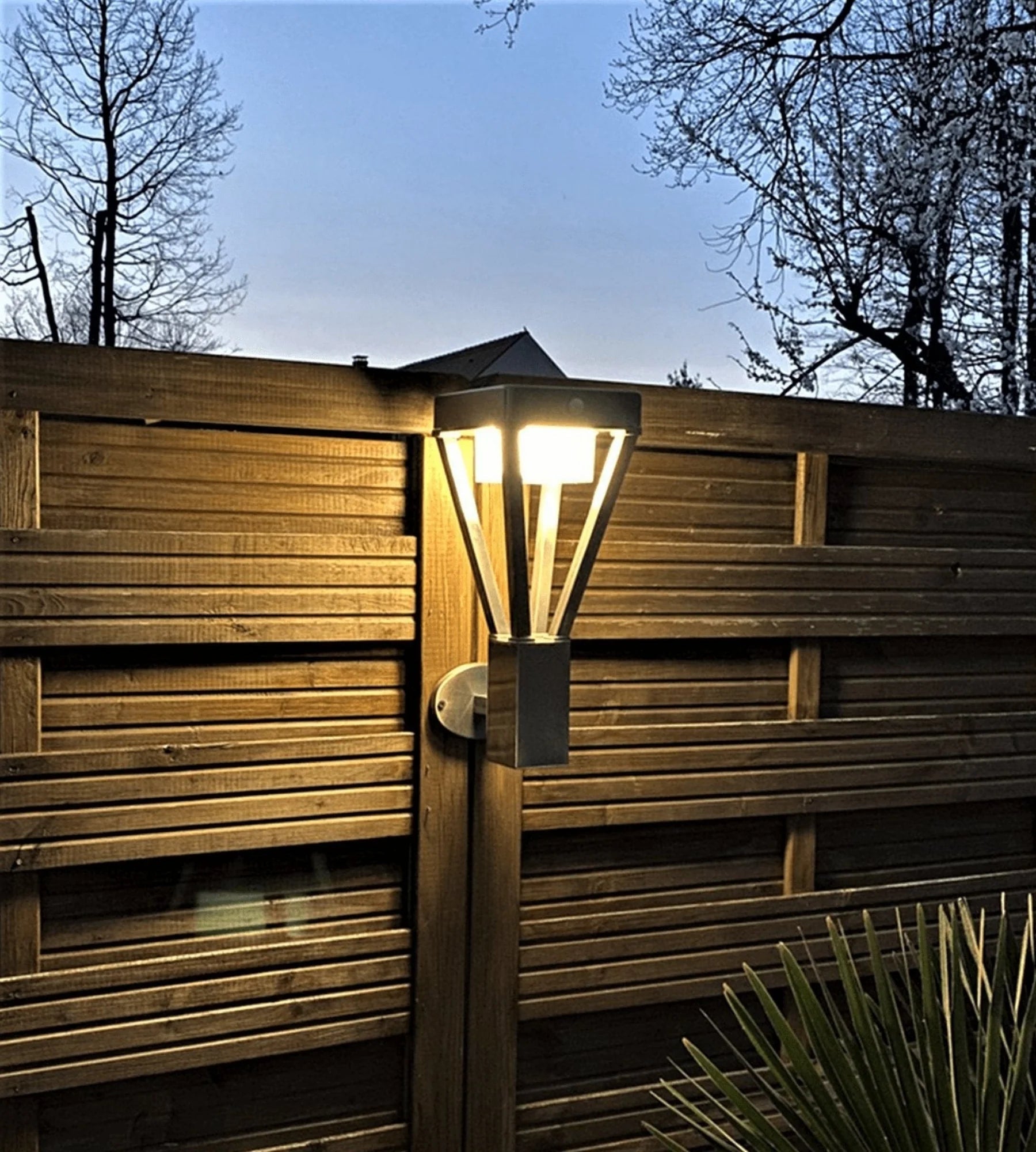 Solar-LED-Wandleuchte LUXOR mit Bewegungsmelder, Schwarz – 3 Leuchtmodi 75 bis 600 Lumen — 3