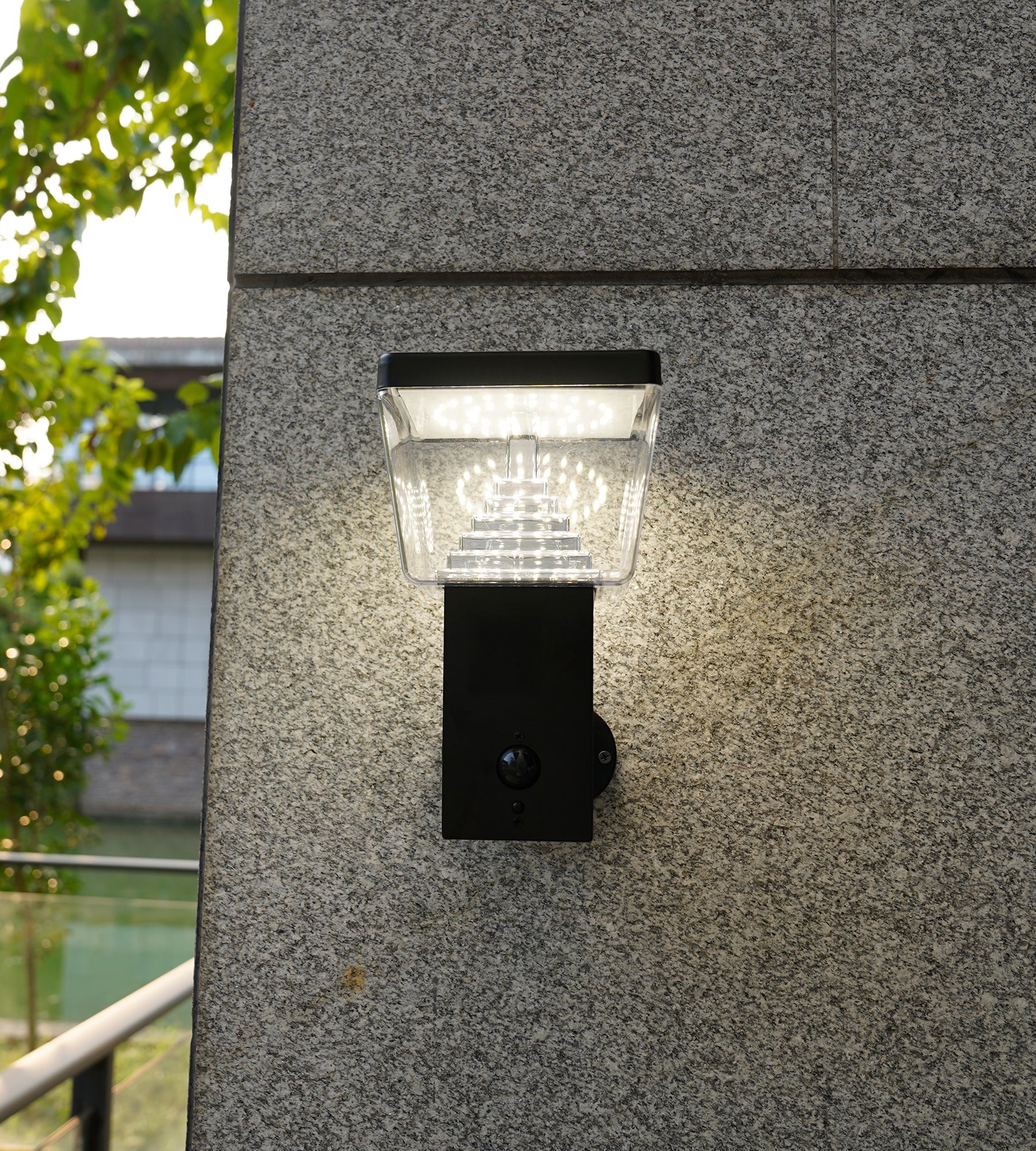 Aplique solar LED para exterior LIBERTY, negro, con detector - 3 modos de iluminación de 100 a 1000 lúmenes — 3