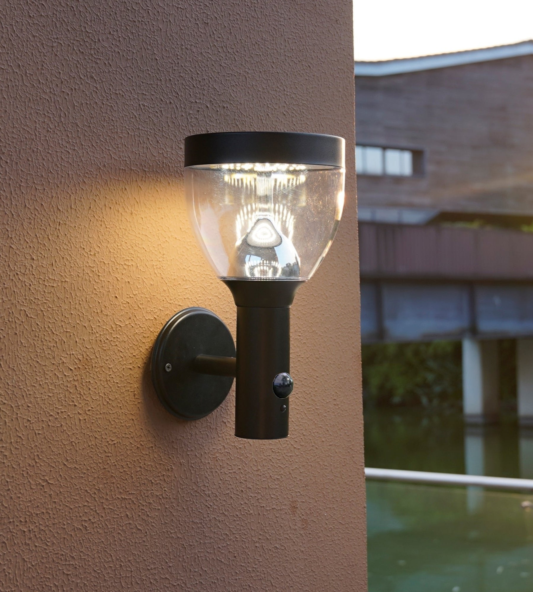 Solar-LED-Wandleuchte LUNA mit Bewegungsmelder, Schwarz – 3 Leuchtmodi 100 bis 1000 Lumen — 3