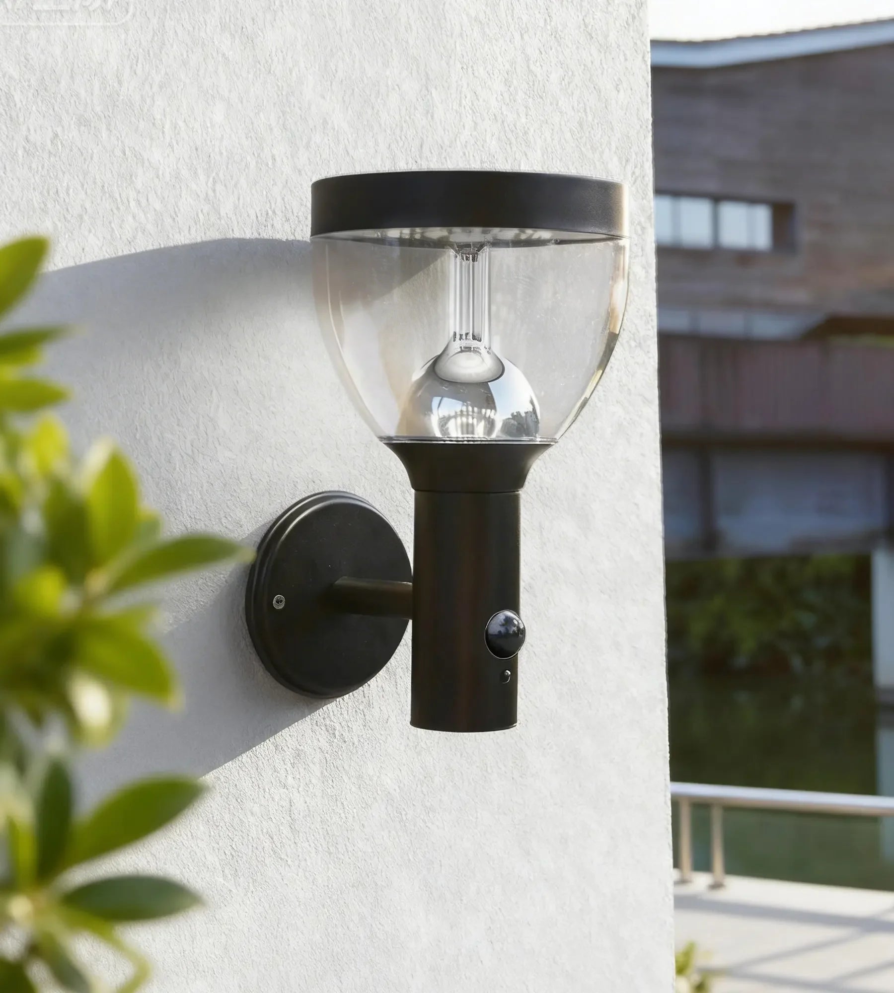 Solar-LED-Wandleuchte LUNA mit Bewegungsmelder, Schwarz – 3 Leuchtmodi 100 bis 1000 Lumen