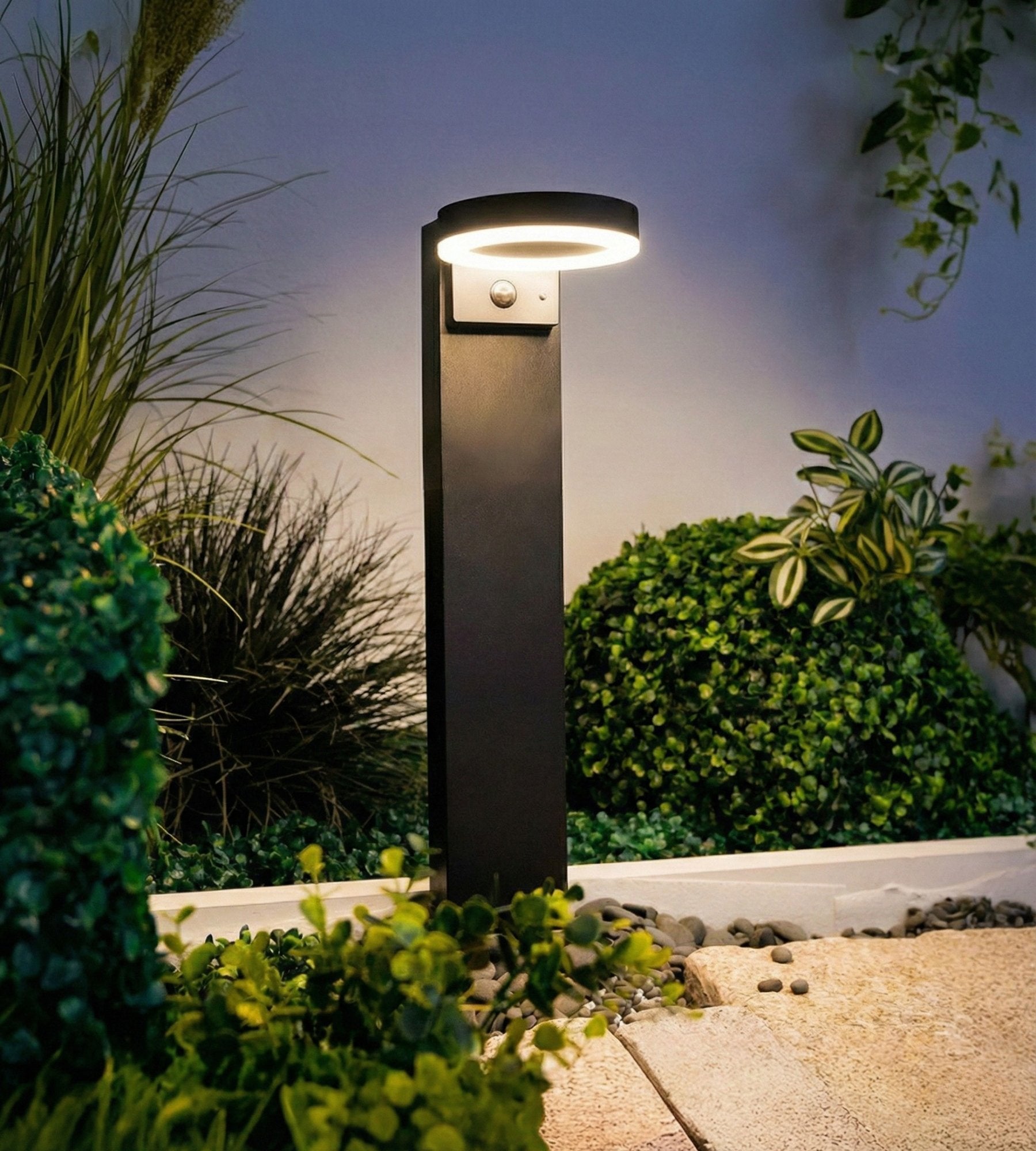 Bolardo exterior LED solar DAYTONA, Negro, 50cm, con detector - 3 modos de iluminación de 100 a 1000 lúmenes — 2