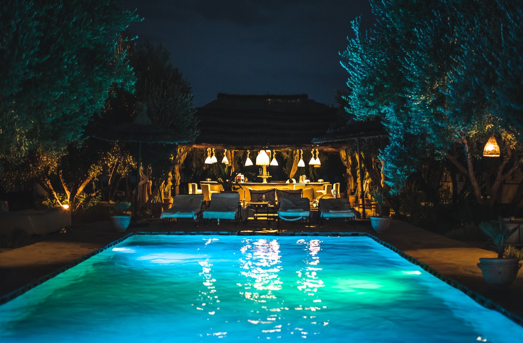 Come illuminare l'ambiente circostante una piscina? Idee e consigli pratici
