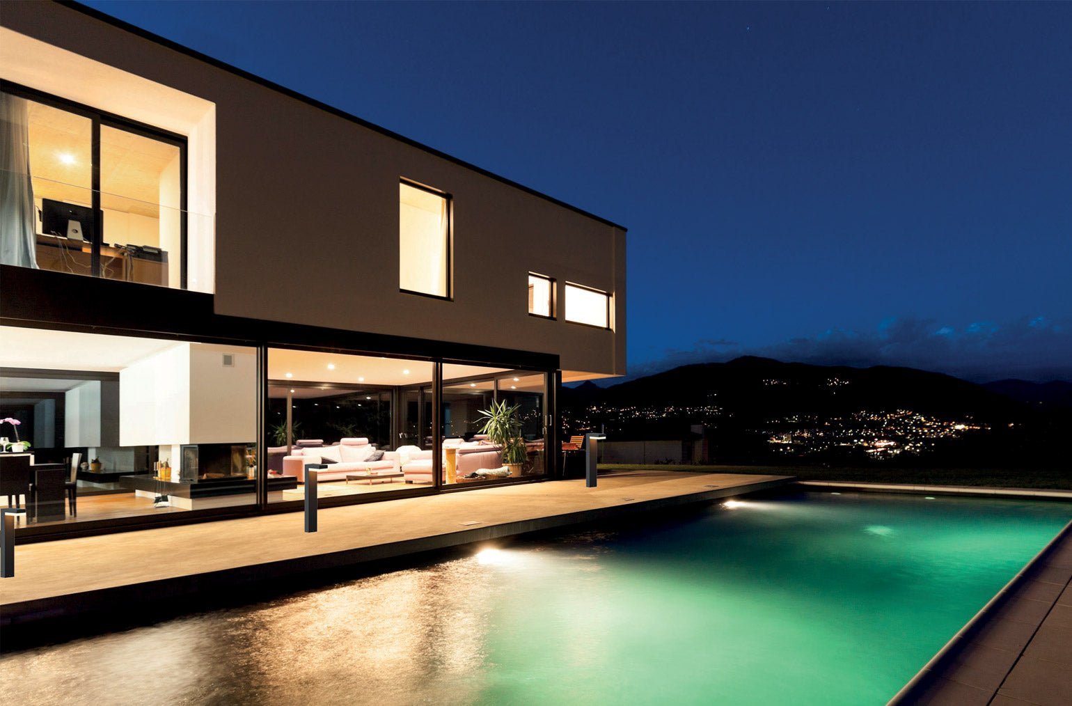 12-V-LED-Wegeleuchten rund um ein Pool