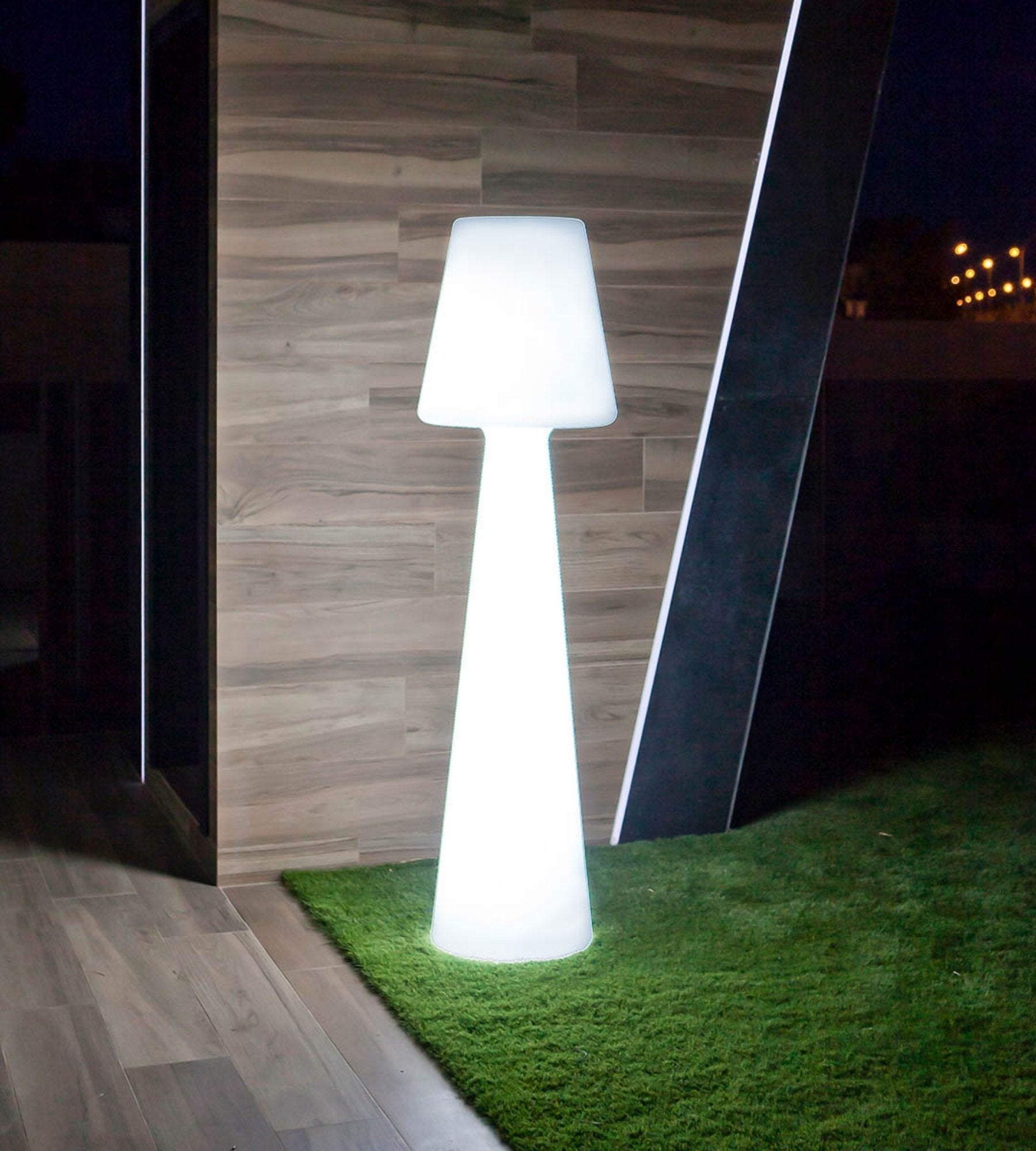 Akku-Stehlampe LOLA im Designerstil – Weiß- und Farblicht einstellbar – innen & außen