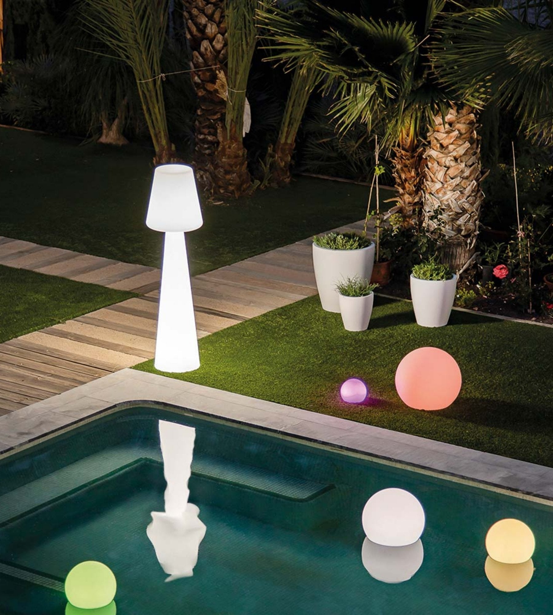 Lampadaire design rechargeable LOLA - Éclairage blanc et multicolore réglable - Extérieur et Intérieur — 4