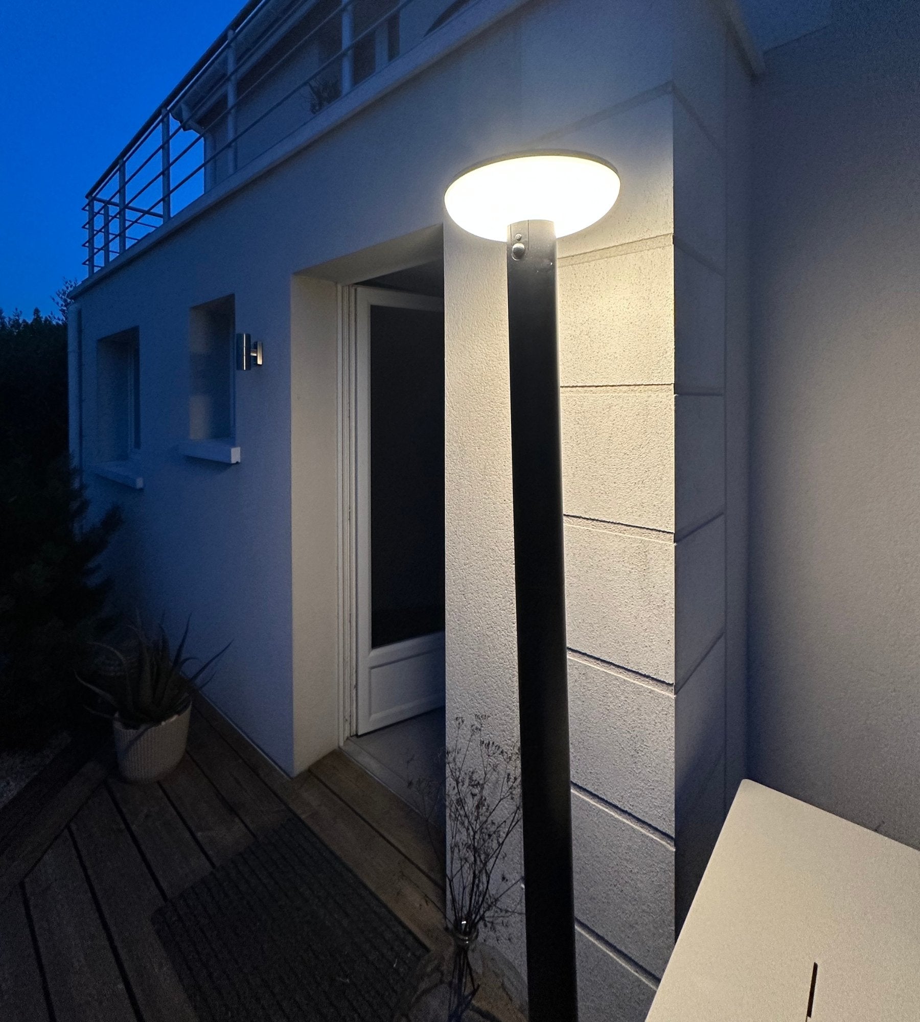 Lampadaire LED solaire HALO+, Noir, avec détecteur, Télécommandable — 7