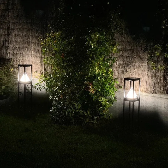 Solar-LED-Tischleuchte KEOPS mit Bewegungsmelder, Schwarz – 3 Leuchtmodi 75 bis 600 Lumen — 3