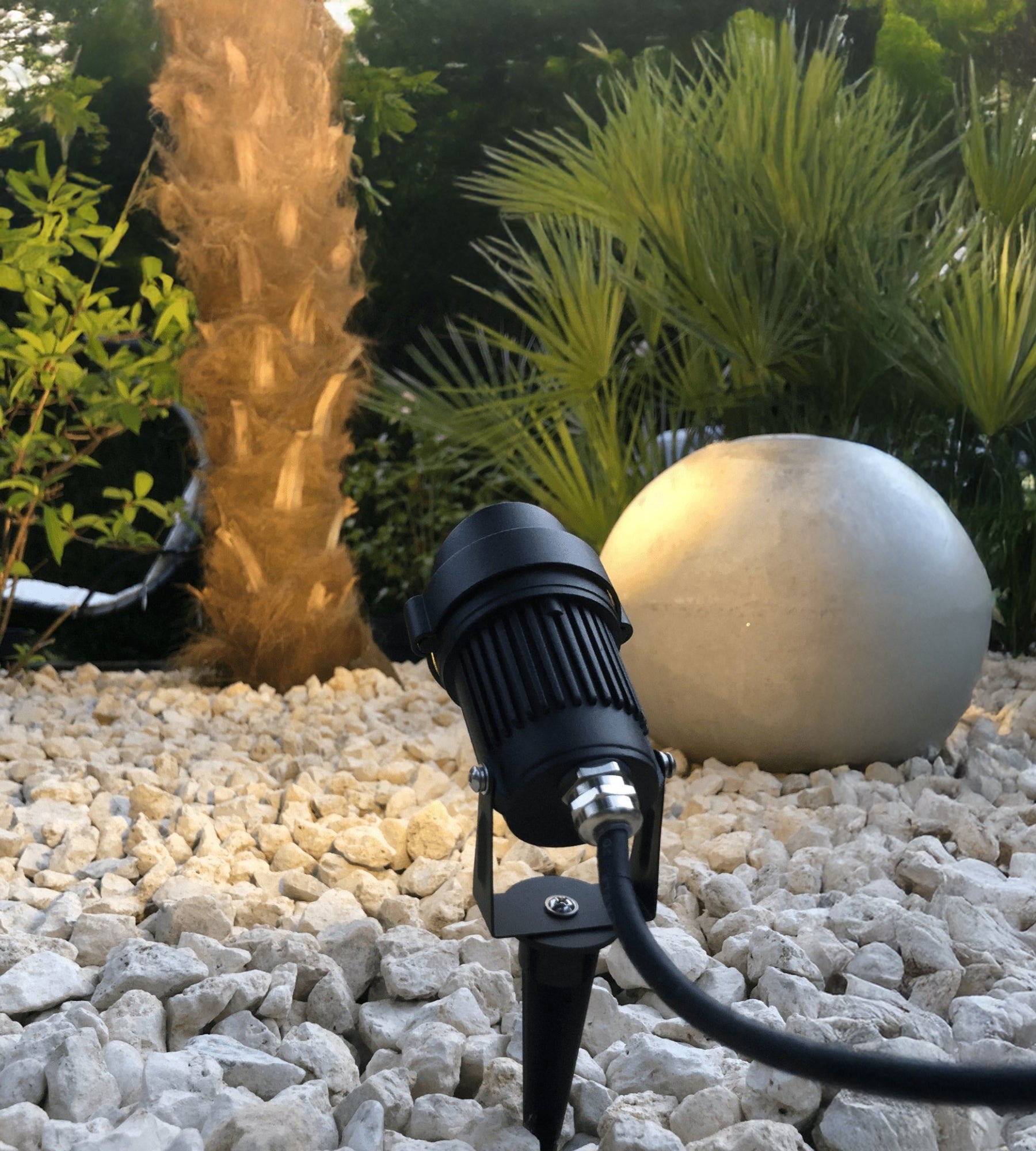 Foco LED negro para exterior DEC–GL5BC - 230V - 300 lúmenes - Blanco cálido 3500K° — 2