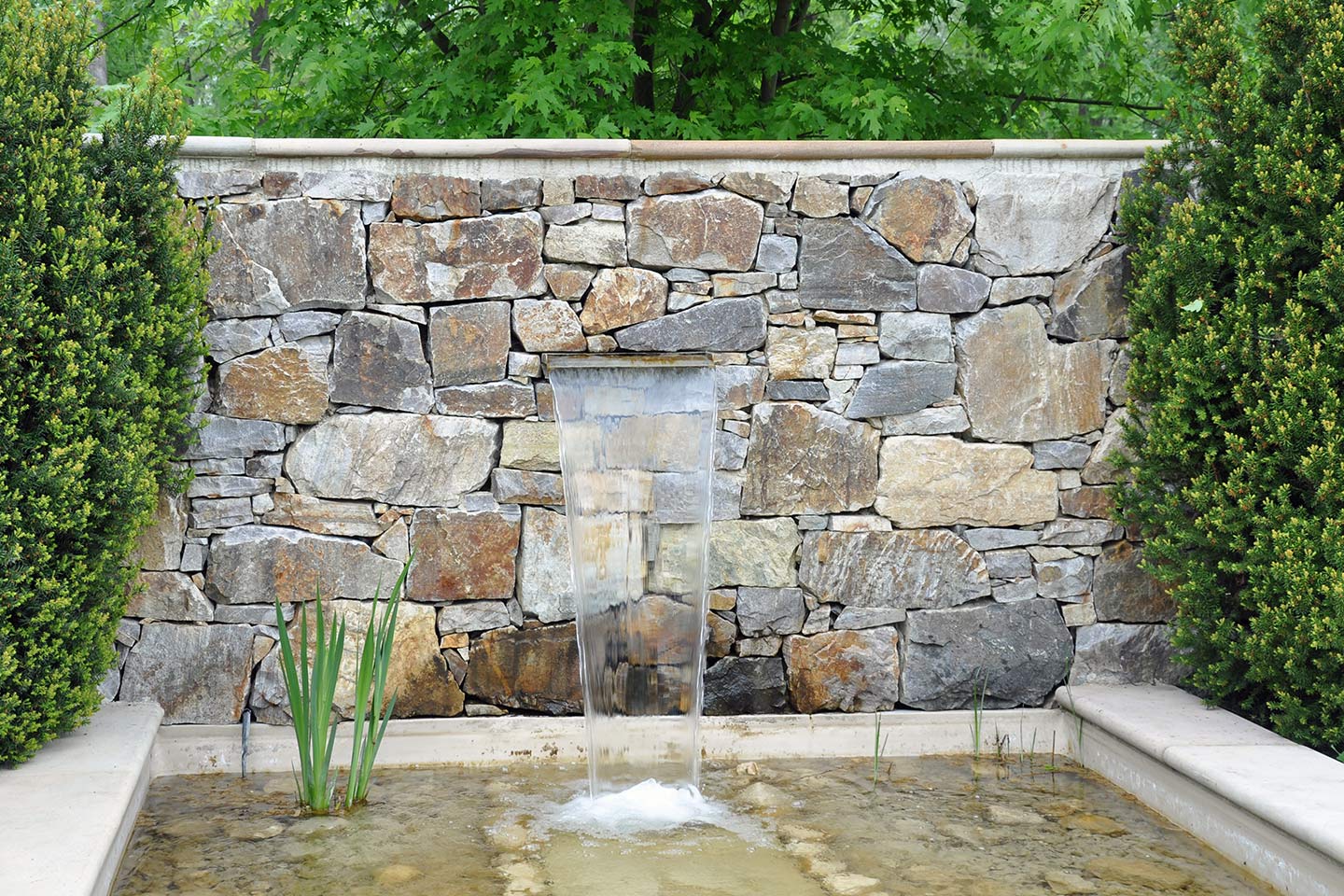 Ein wunderschöner Brunnen für Ihren Garten