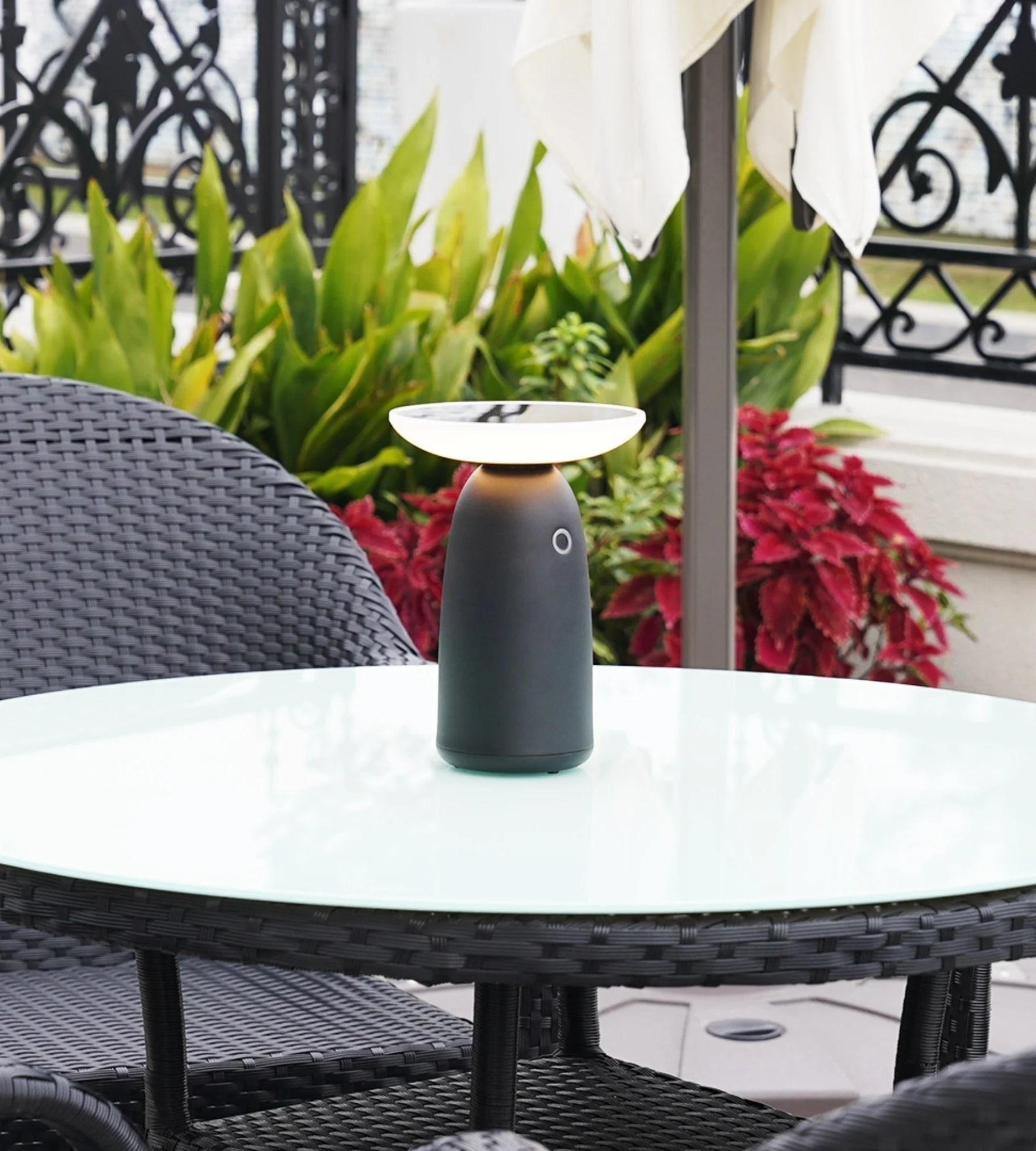 Lampe de table Led solaire noire HALO - 2 modes d'éclairage 100 à 1000 lumens - 4000K - Prise USB - C - Lumihome